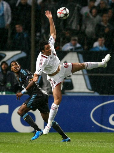 15일(현지시각) 벨로두롬 스타디움서 열린 UEFA 챔스리그 C조 1차전 마르세유 대 AC밀란의 경기에서 AC밀란의 오도와 마르세유의 브란다오가 공다툼을 하고 있다. 이 날 경기 전적 마르세유 1-2 AC밀란. 