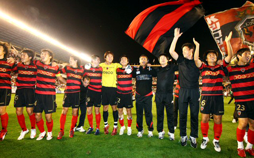 16일 저녁 포항 스틸야드 경기장에서 열린 2009 피스컵 코리아 결승전 포항 스틸러스와 부산 아이파크의 경기에서 포항이 5:1로 대승 후 선수들이 파리아스 감독과 함께 기뻐하고 있다. 