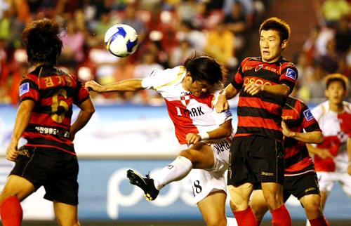 16일 저녁 포항 스틸야드 경기장에서 열린 2009 피스컵 코리아 결승전 포항 스틸러스와 부산 아이파크의 경기에서 부산 양동현의 헤딩 슛이 포항수비에 막히고 있다. 