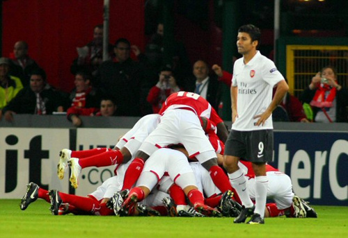 16일(현지 시각) 마우리체 듀프라스네 스타디움에서 열린 2009~2010 유럽축구연맹(UEFA) 챔피언스리그 E조 1차전 스탕다르 리에쥬 대 아스널의 경기에서 스탕다르 리에쥬의 두 번째 골이 터지자 아스널이 에두아르도가 허탈해하고 있다. 이날 경기에서 아스널이 3 대 2 대역전승을 거뒀다. 