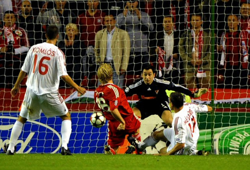 16일(현지 시각) 안 필드서 열린 2009~2010 유럽축구연맹(UEFA) 챔피언스리그 E조 1차전 데브레첸(헝가리) 대 리버풀(잉글랜드)의 경기에서 미드필더 디르크 카윗(리버풀, 가운데)이 결승골을 터트리고 있다. 이날 경기에서 리버풀이 1 대 0으로 승리를 거뒀다. 
