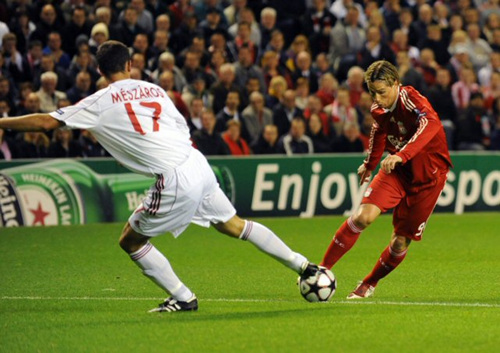 16일(현지 시각) 안 필드서 열린 2009~2010 유럽축구연맹(UEFA) 챔피언스리그 E조 1차전 데브레첸(헝가리) 대 리버풀(잉글랜드)의 경기에서 미드필더 토레스(리버풀, 오른쪽)가 돌파를 시도하고 있다. 이날 경기에서 리버풀이 1 대 0으로 승리를 거뒀다. 
