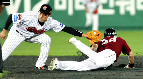 17일 부산 사직야구장에서 열린 프로야구 롯데와 히어로즈의 경기. 5회초 2사 1,3루에서 히어로즈 브룸타 타석 때 1루에 있던 이택근이 2루 도루를 시도하던 중 롯데 2루수 조성환의 태그를 아슬아슬하게 피하며 세이프되고 있다. 