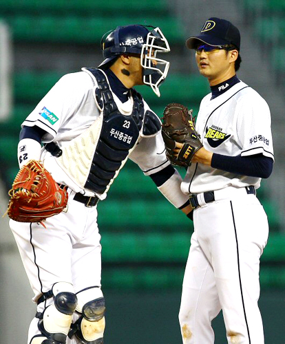 17일 오후 잠실경기장에서 열린 2009 프로야구 두산과 한화의 경기에서 1회초 두산 선발투수 이재우가 무사만루의 위기를 맞자 포수 최승환이 마운드에 올라가 얘기를 하고 있다. 