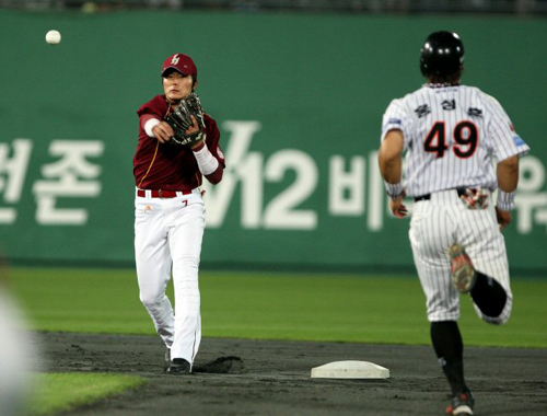 18일 부산 사직야구장에서 열린 프로야구 히어로즈 대 롯데경기. 6회말 무사 1루에서 롯데 손아섭의 내야땅볼 때 홍성흔이 2루로 전력질주하고 했으나 히어로즈 김민우에 의해 포스아웃되고 있다. 