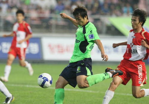 20일 전주월드컵경기장에서 열린 프로축구 K-리그 전북 현대와 부산 아이파크의 경기에서 1대1 동점 상황. 전북 이동국이 왼발 강슛으로 재역전골을 성공하고 있다. 