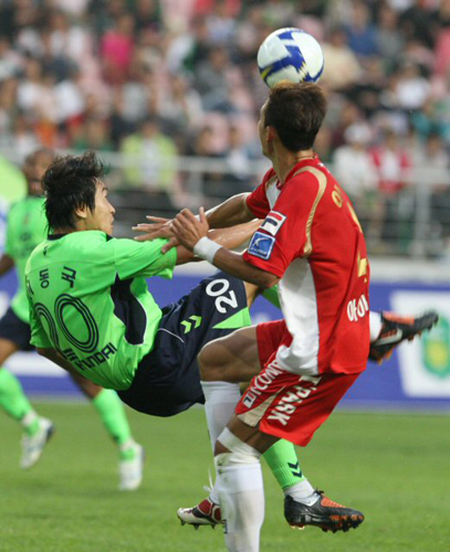  20일 전주월드컵경기장에서 열린 프로축구 K-리그 전북 현대와 부산 아이파크의 경기에서 전북 이동국이 오버헤드킥을 날리고 있다. 