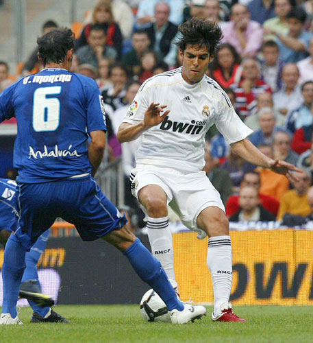 21일(한국시간) 스페인 마드리드 산티아고 베르나베우에서 열린 레알 마드리드와 세레즈의 2009-2010 시즌 프리메라리가 3라운드 경기에서 레알의 카카가 상대 수비 빅토르 모레노와 볼 경합을 벌이고 있다. 