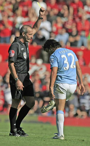 20일(현지시각) 영국 맨체스터 올드트래퍼드에서 열린 2009-2010 프리미어리그 6라운드 홈 경기에서 열린 맨체스터 유나이티드(이하 맨유) 대 맨체스터 시티(이하 맨시티)와의 경기에서 맨시티의 테베스가 심판에게 경고를 받고 있다. 