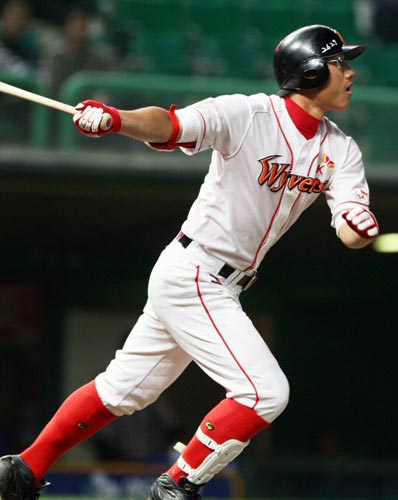   22일 인천 문학구장에서 열린 2009 프로야구 SK 와이번스-삼성 라이온즈 경기, SK 박정권이 3회말 1점 홈런을 친 후 타구를 바라보고 있다. 