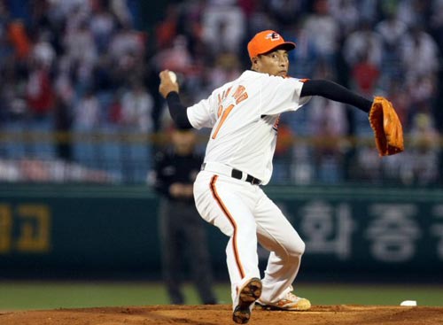23일 오후 대전 한밭야구장에서 열린 2009 프로야구 한화 이글스-LG 트윈스 경기, 한화 투수 송진우가 은퇴경기를 갖고 야구 인생의 마지막 타자를 상대하고 있다. 