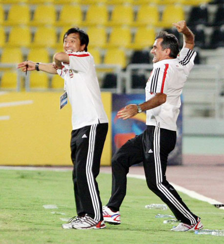 카타르 도하 카타르스포츠클럽에서 23일(현지시간) 열린 FC서울과 움 살랄(카타르) AFC 8강 1차전에서 귀네슈 감독이 선수들을 독려하고 있다. 그러나 팀은 2-3으로 역전패 했다. 