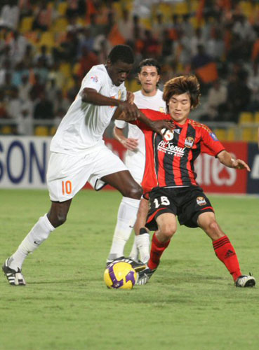 24일(한국시간) 카타르 도하의 카타르스포츠클럽에서 열린 FC서울과 움 살랄(카타르)와의 아시아축구연맹(AFC) 챔피언스리그 8강 1차전에서 서울의 고요한이 이브라히마 나디야와 볼 경합을 벌이고 있다. 