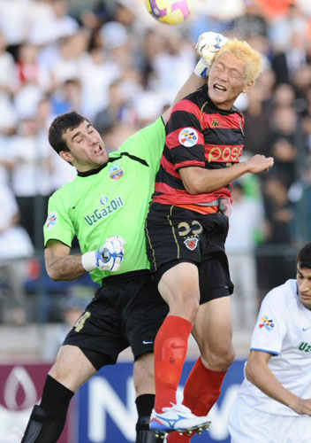 프로축구 포항 스틸러스의 김형일(오른쪽)이 23일(한국시간) 타슈켄트 자르구장에서 열린 AFC 챔피언스리그 8강 1차전 분요드코르와의 경기에서 상대 골키퍼를 제치며 슛을 하고 있다. 