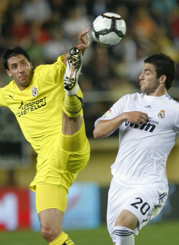 23일(현지시각) 스페인 엘 마드리갈 스타디움에서 열린 2009-2010 시즌 프리메라리가 4라운드 레알 마드리드 대 비야 레알의 경기에서 비야 레알의 카프데빌라가 슛을 하고 있다. 