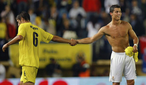 23일(현지시각) 스페인 엘 마드리갈 스타디움에서 열린 2009-2010 시즌 프리메라리가 4라운드 레알 마드리드 대 비야 레알의 경기에서 레알 마드리드의 호날두가 상대팀 선수와 유니폼을 교환하고 있다. 이날 경기 전적 비야 레알 0-2 레알 마드리드. 