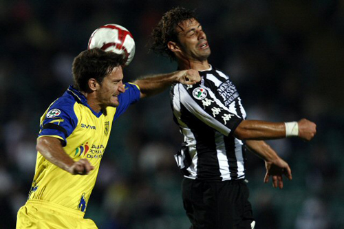 23일(현지시각) 아르테미오 프란키에서 열린 세리아A 시에나 대 키에보의 경기에서 양팀의 선수들이 공중 볼다툼을 하고 있다. 