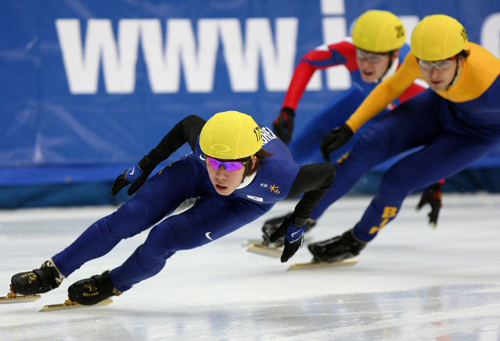 24일 오후 서울 목동아이스링크에서 열린 2009/2010 국제빙상경기연맹(ISU) 쇼트트랙 월드컵 2차대회 여자 500ｍ 예비예선 경기에서 선수들이 트랙을 힘차게 돌고 있다. 