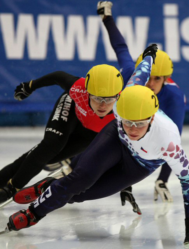  24일 오후 서울 목동아이스링크에서 열린 2009/2010 국제빙상경기연맹(ISU) 쇼트트랙 월드컵 2차대회 여자 500ｍ 예비예선 경기에서 선수들이 트랙을 힘차게 돌고 있다. 
