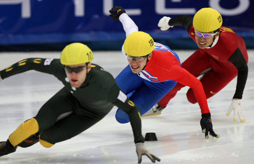  24일 오후 서울 목동아이스링크에서 열린 2009/2010 국제빙상경기연맹(ISU) 쇼트트랙 월드컵 2차대회 여자 500ｍ 예비예선 경기에서 선수들이 힘차게 트랙을 돌고 있다. 
