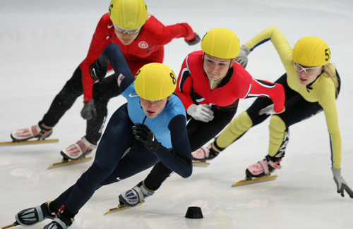  24일 오후 서울 목동아이스링크에서 열린 2009/2010 국제빙상경기연맹(ISU) 쇼트트랙 월드컵 2차대회 여자 500ｍ 예비예선 경기에서 선수들이 힘차게 트랙을 돌고 있다. 