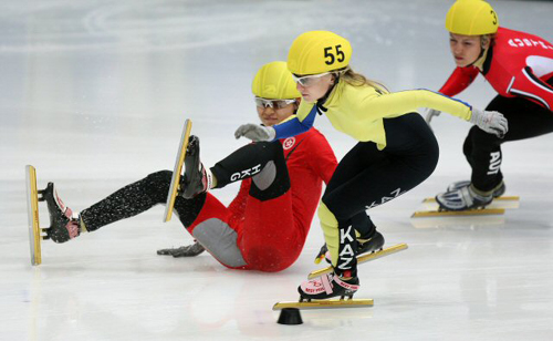  24일 오후 서울 목동아이스링크에서 열린 2009/2010 국제빙상경기연맹(ISU) 쇼트트랙 월드컵 2차대회 여자 500ｍ 예비예선 경기에서 왕 신웨(홍콩) 선수가 트랙을 돌다 넘어지고 있다. 