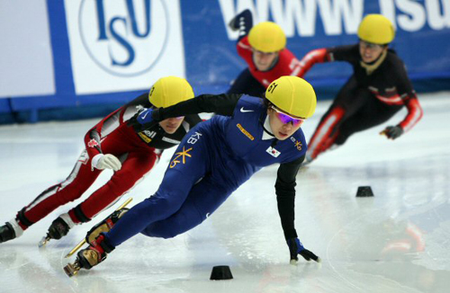24일 오후 서울 목동아이스링크에서 열린 2009/2010 국제빙상경기연맹(ISU) 쇼트트랙 월드컵 2차대회 여자 500ｍ 예비예선 경기에서 전다혜가 여유롭게 트랙을 돌고 있다. 