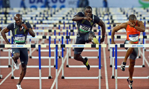 25일 대구스타디움에서 열린 2009 대구국제육상경기대회 남자 110m 허들에서 1위를 차지한 드와이트 토마스(자마이카.가운데)가 전력으로 장애물을 넘고 있다. 