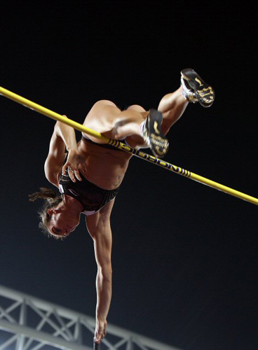 25일 저녁 대구스타디움에서 열린 2009 대구국제육상경기대회 여자 장대높이뛰기에 출전한 이신바예바가 4m85cm에 도전하다 실패하고 있다. 이날 경기에서 이신바예바는 4m85cm 도전에는 실패했지만 4m60cm를 기록해 금메달을 수상했다. 