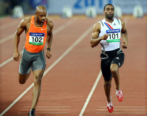  25일 대구스타디움에서 열린 2009 대구국제육상경기대회 남자 100m에서 타이슨 게이(미국.오른쪽)가 아사파 파월(자마이카)을 제치며 1위로 결승선을 통과하고 있다. 