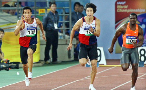 25일 대구스타디움에서 열린 2009 대구국제육상경기대회 남자 100m에서 조규원(왼쪽), 임희남 등 한국선수들이 가속도를 붙이며 달리고 있다. 