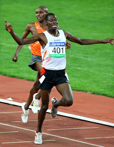 25일 대구스타디움에서 열린 2009 대구국제육상경기대회 남자 5000m에서 조셉 키플리모(케냐)가 1위로 결승선을 통과하고 있다.
 
