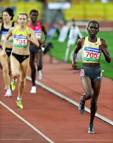 25일 대구스타디움에서 열린 2009 대구국제육상경기대회 여자 1500m에서 낸시 랑갓(케냐)가 1위로 결승선을 통과하고 있다. 