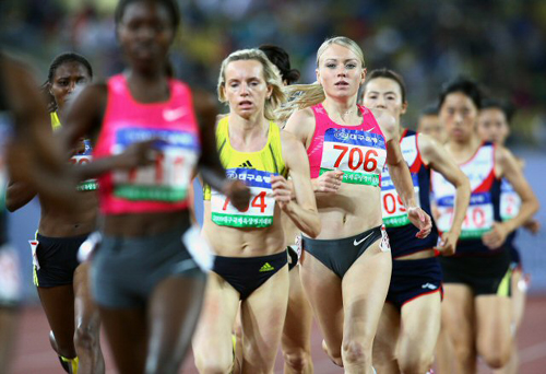 25일 대구스타디움에서 열린 2009 대구국제육상경기대회 여자 1500미터 달리기에서 선수들이 역주하고 있다.
 