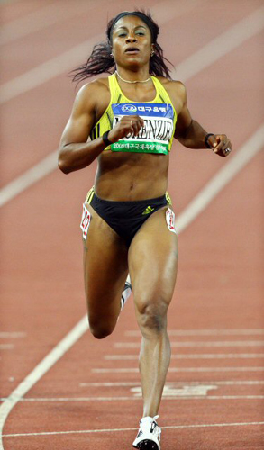 25일 대구스타디움에서 열린 2009 대구국제육상경기대회 여자 200m에서 데비 펄구슨 멕켄지(바하마)가 1위로 결승선을 통과하고 있다. 