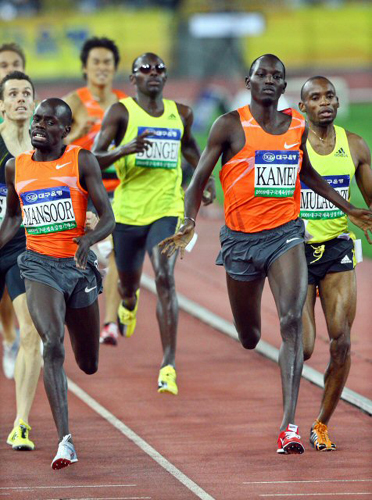 25일 대구스타디움에서 열린 2009 대구국제육상경기대회 남자 800m에서 유수퍼 싸드 카멜(바레인)이 1위로 결승선을 통과하고 있다. 