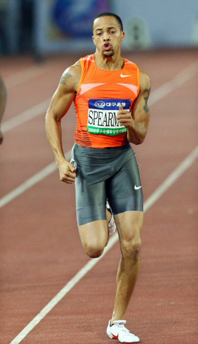 25일 대구스타디움에서 열린 2009 대구국제육상경기대회 남자 200m에서 윌러스 스피어먼(미국)이 1위로 결승선을 통과하고 있다. 
