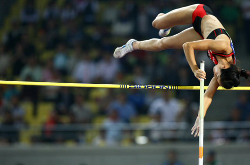 25일 저녁 대구스타디움에서 열린 2009 대구국제육상경기대회에서 여자 장대높이뛰기에 출전한 임은지가 4미터를 가뿐히 넘고 있다. 