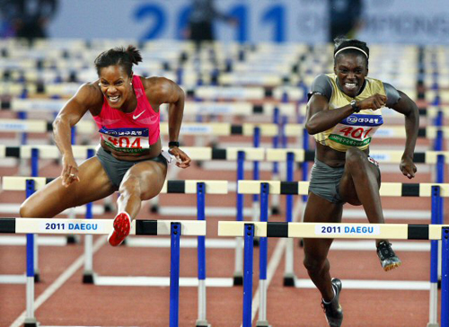 25일 대구스타디움에서 열린 2009 대구국제육상경기대회 여자 100m 허들에서 1위를 차지한 브리지트 포스터 힐튼(자마이카.왼쪽)이 돈 하퍼(미국)를 앞서 마지막 장애물을 넘고 있다. 