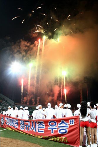 25일 오후 광주 무등야구장에서 열린 2009 프로야구 기아 타이거즈-히어로즈 경기,  기아 선수들이 히어로즈에 5대2로 역전승을 거둔 뒤 정규리그 우승을 자축하고 있다. 