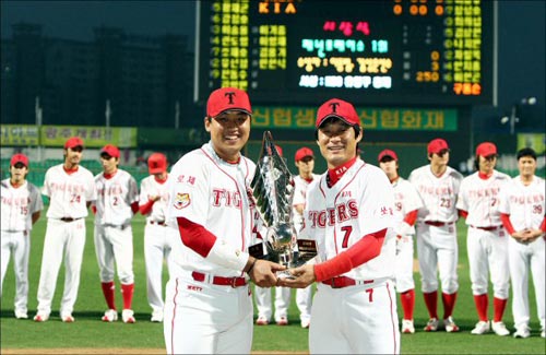 25일 오후 광주 무등야구장에서 열린 2009 프로야구 기아 타이거즈-히어로즈 경기 전, 기아 김상훈(왼쪽)과 이종범이 정규리그 우승트로피를 들고 기뻐하고 있다. 