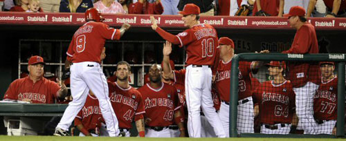 29일(한국시간) 애너하임의 앤젤 스타디움에서 열린 LA 에인절스와 텍사스 레인저스의 경기에서 홈인한 숀 피긴스가 동료들의 축하를 받고 있다. 