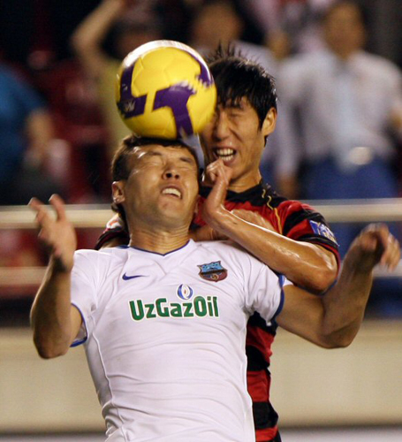 30일 경북 포항 스틸야드에서 열린 2009 아시아축구연맹(AFC) 챔피언스리그 8강 2차전 포항 스틸러스-부니오드코르(우즈베키스탄) 경기에서 포항의 유창현과 상대 카리모프가 공중볼을 다투고 있다. 