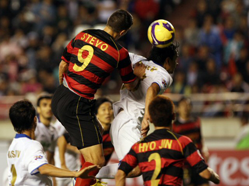 
 30일 경북 포항 스틸야드에서 열린 2009 아시아축구연맹(AFC) 챔피언스리그 8강 2차전 포항 스틸러스-부니오드코르(우즈베키스탄) 경기에서 포항의 스테보가 측면에 올라 온 공을 헤딩하고 있다. 