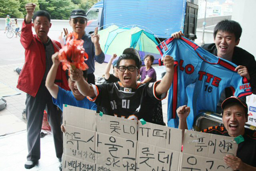  프로야구 롯데와 두산의 준플레이오프 3차전 티켓을 구입위해 야구 팬들이 1일 오후 야구경기장 앞에서 롯데의 승리를 기원하며 환호하고 있다. 입장권은 2일 10시부터 판매, 밤샘을 대비하여 텐트까지 설치되어 있다. 