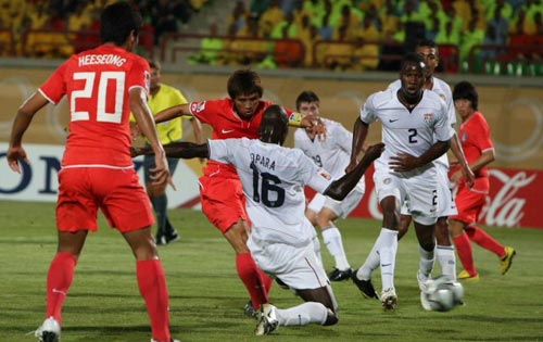  3일 새벽(한국시각) 이집트 수에즈 무바라크 스타디움에서 열린 2009 국제축구연맹(FIFA) 20세 이하(U-20) 월드컵 C조 3차전 대한민국-미국 경기, 한국 구자철이 상대 수비 사이로 슛을 시도하고 있다. 