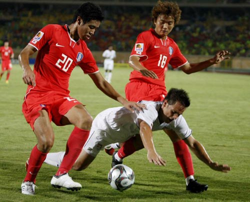  3일 새벽(한국시각) 이집트 수에즈 무바라크 스타디움에서 열린 2009 국제축구연맹(FIFA) 20세 이하(U-20) 월드컵 C조 3차전 대한민국-미국 경기, 한국 이승렬(오른쪽)과 박희성이 상대 선수를 압박하고 있다. 