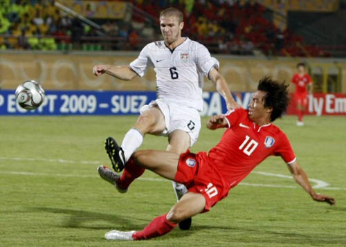  3일 새벽(한국시각) 이집트 수에즈 무바라크 스타디움에서 열린 2009 국제축구연맹(FIFA) 20세 이하(U-20) 월드컵 C조 3차전 대한민국-미국 경기, 한국 조영철(오른쪽)이 상대 선수를 앞에 두고 슛을 시도하고 있다. 