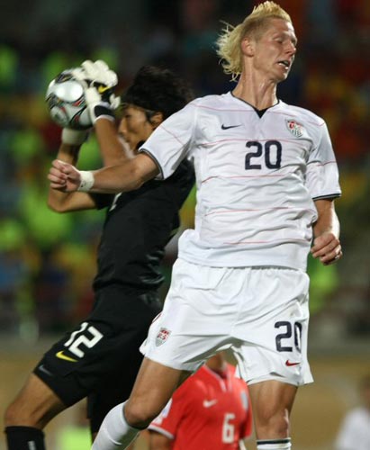  3일 새벽(한국시각) 이집트 수에즈 무바라크 스타디움에서 열린 2009 국제축구연맹(FIFA) 20세 이하(U-20) 월드컵 C조 3차전 대한민국-미국 경기, 한국 김승규 골키퍼(왼쪽)가 미국 브렉 셰어에 앞서 공을 잡고 있다. 