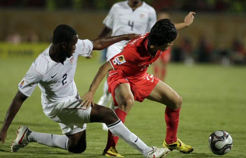  3일 새벽(한국시각) 이집트 수에즈 무바라크 스타디움에서 열린 2009 국제축구연맹(FIFA) 20세 이하(U-20) 월드컵 C조 3차전 대한민국-미국 경기, 한국 김보경(오른쪽)이 상대 선수의 태클을 피해 드리블을 하고 있다. 